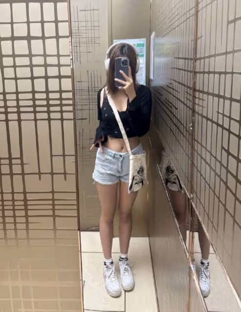 賈靜雯17歲長女梧桐妹或到美國生活,彎腰秀事業線,越發有女人味