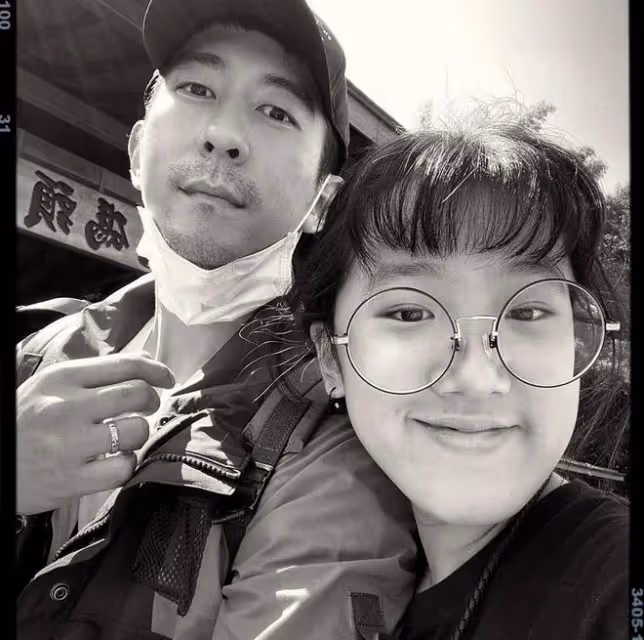 賈靜雯17歲長女梧桐妹或到美國生活,彎腰秀事業線,越發有女人味