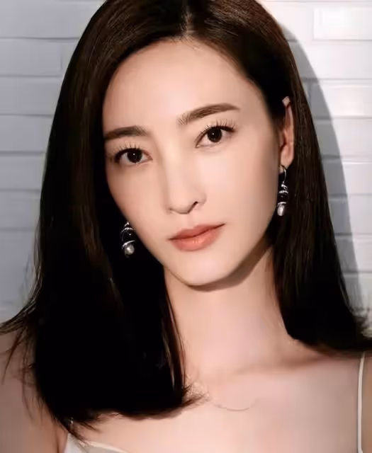 王麗坤老公被曝詐騙，董卿老公陷資本局，那些被假富豪坑的女明星