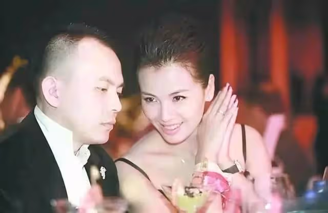 王麗坤老公被曝詐騙，董卿老公陷資本局，那些被假富豪坑的女明星