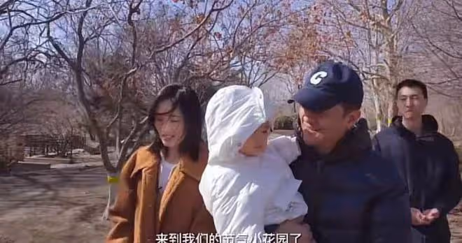 李亞鵬帶妻女做氣候觀測，開嗓大喊嚇哭女兒，買農具準備種莊稼