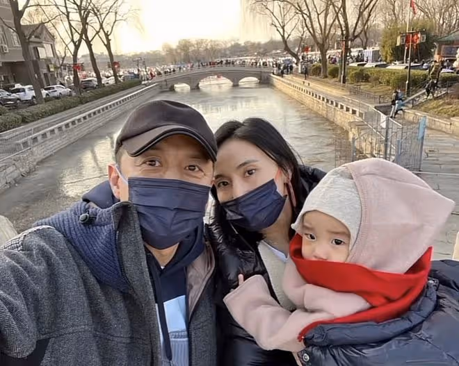 李亞鵬帶妻女做氣候觀測，開嗓大喊嚇哭女兒，買農具準備種莊稼
