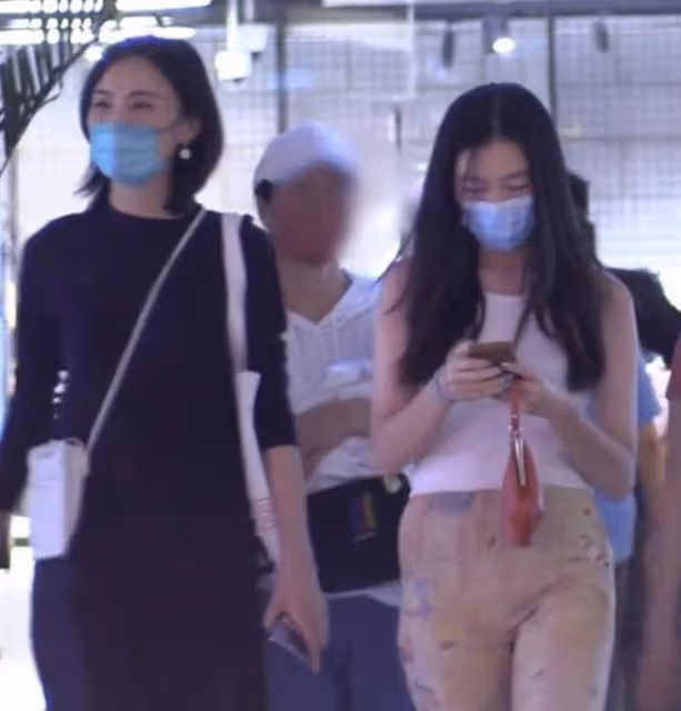 李亞鵬帶妻女做氣候觀測，開嗓大喊嚇哭女兒，買農具準備種莊稼