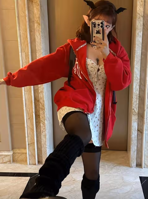 17歲梧桐妹赴美留學,曬濕發彎腰照飄女人味,五官長相愈發似生父