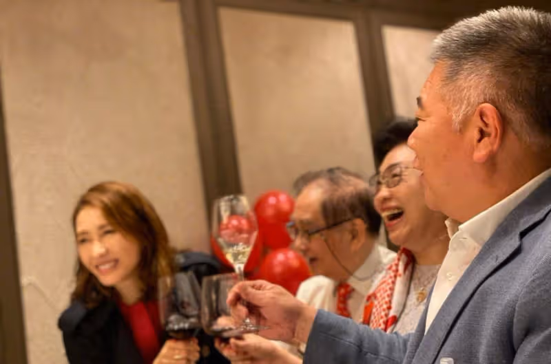 黎姿慶父母結婚50周年！大16歲殘疾老公罕見出鏡，頭髮花白顯老態