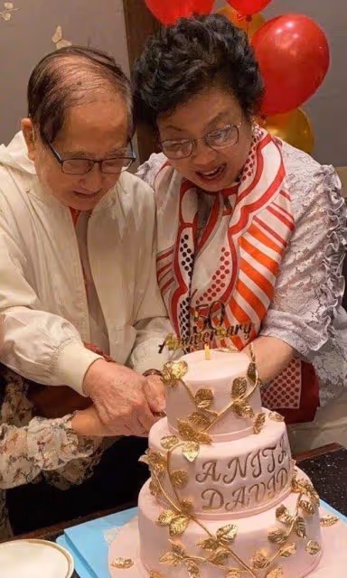 黎姿慶父母結婚50周年！大16歲殘疾老公罕見出鏡，頭髮花白顯老態