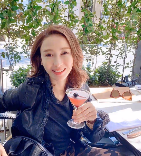 黎姿慶父母結婚50周年！大16歲殘疾老公罕見出鏡，頭髮花白顯老態