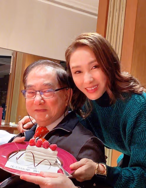 黎姿慶父母結婚50周年!大16歲殘疾老公罕見出鏡,頭髮花白顯老態