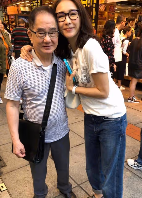 黎姿慶父母結婚50周年!大16歲殘疾老公罕見出鏡,頭髮花白顯老態
