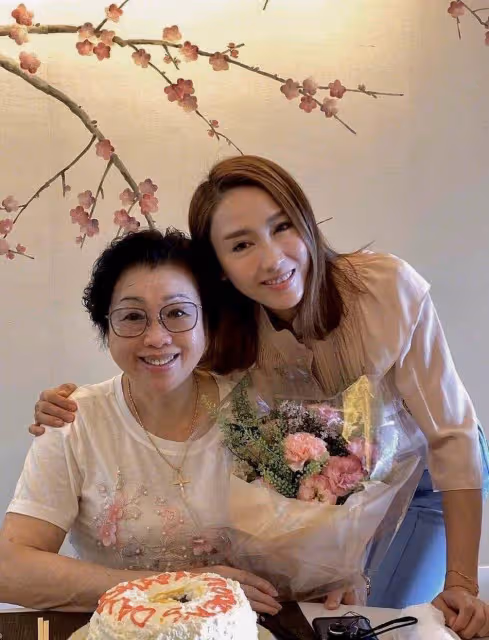 黎姿慶父母結婚50周年!大16歲殘疾老公罕見出鏡,頭髮花白顯老態