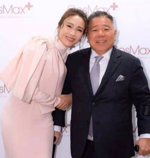 黎姿慶父母結婚50周年!大16歲殘疾老公罕見出鏡,頭髮花白顯老態