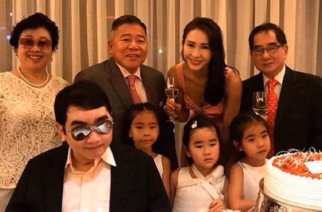 黎姿慶父母結婚50周年!大16歲殘疾老公罕見出鏡,頭髮花白顯老態