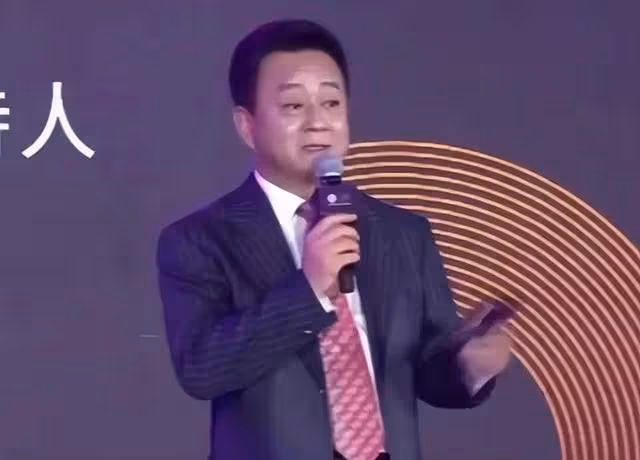 朱軍登台主持官方活動,身材發福氣場不輸當年,多次嘴瓢略顯緊張
