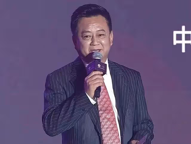 朱軍登台主持官方活動,身材發福氣場不輸當年,多次嘴瓢略顯緊張