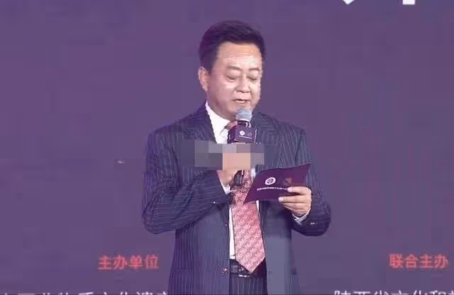 朱軍登台主持官方活動,身材發福氣場不輸當年,多次嘴瓢略顯緊張
