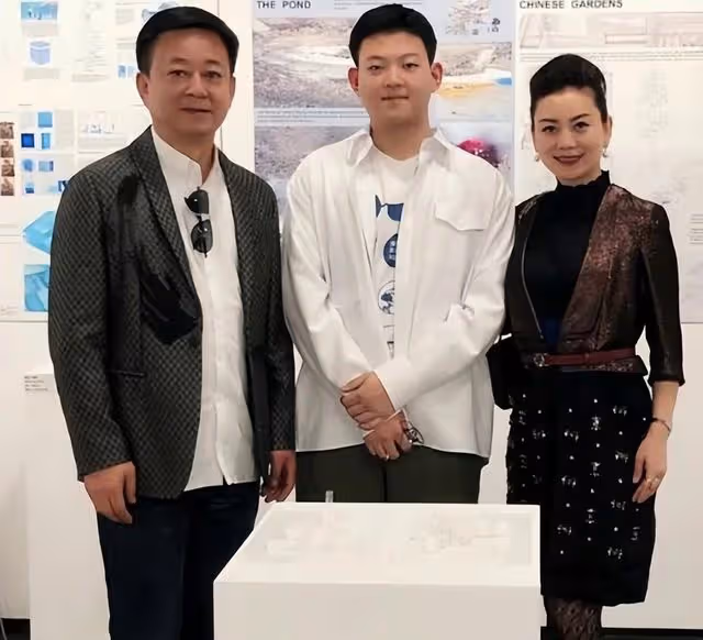 朱軍登台主持官方活動,身材發福氣場不輸當年,多次嘴瓢略顯緊張