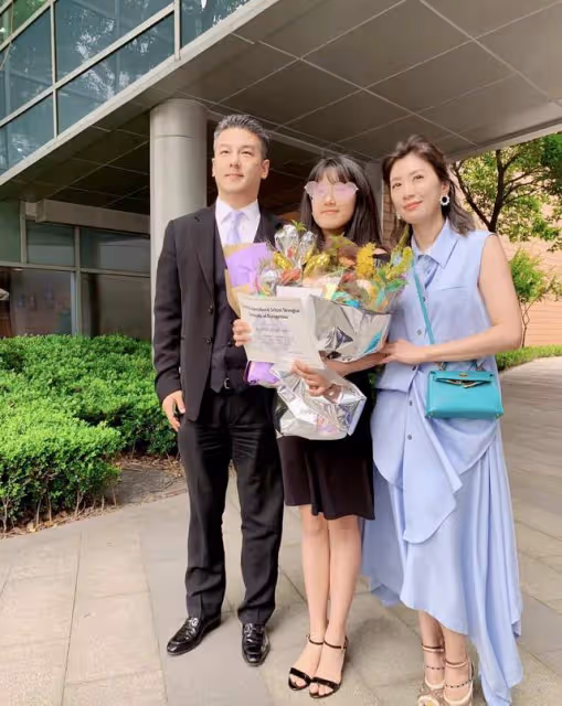 賈靜雯17歲大女兒引爭議,打扮成熟濕發撩人,彎腰疑刻意秀事業線