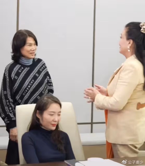 張蘭見董明珠上熱搜!兩手抱胸前鞠躬像小妹,兩位女中豪傑惺惺相惜
