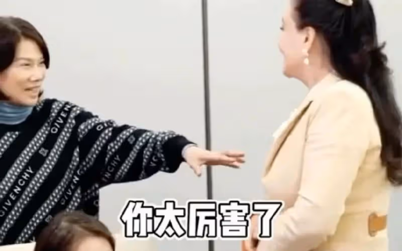 張蘭見董明珠上熱搜!兩手抱胸前鞠躬像小妹,兩位女中豪傑惺惺相惜