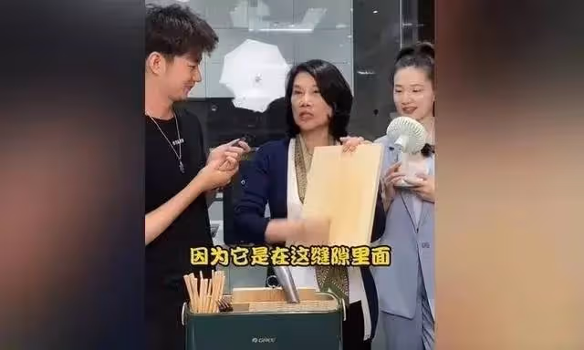張蘭見董明珠上熱搜!兩手抱胸前鞠躬像小妹,兩位女中豪傑惺惺相惜