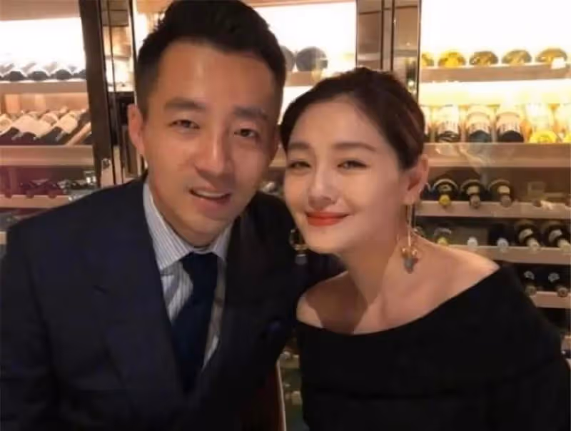 張蘭見董明珠上熱搜!兩手抱胸前鞠躬像小妹,兩位女中豪傑惺惺相惜
