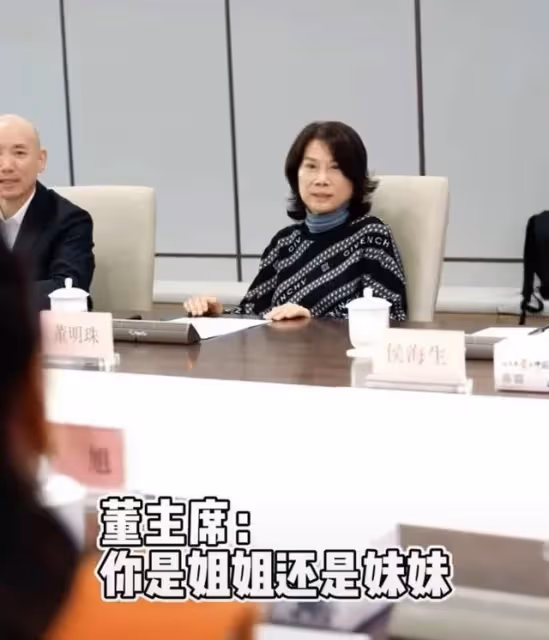 張蘭見董明珠上熱搜!兩手抱胸前鞠躬像小妹,兩位女中豪傑惺惺相惜