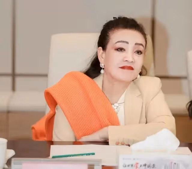 張蘭見董明珠上熱搜!兩手抱胸前鞠躬像小妹,兩位女中豪傑惺惺相惜