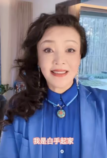 張蘭見董明珠上熱搜!兩手抱胸前鞠躬像小妹,兩位女中豪傑惺惺相惜