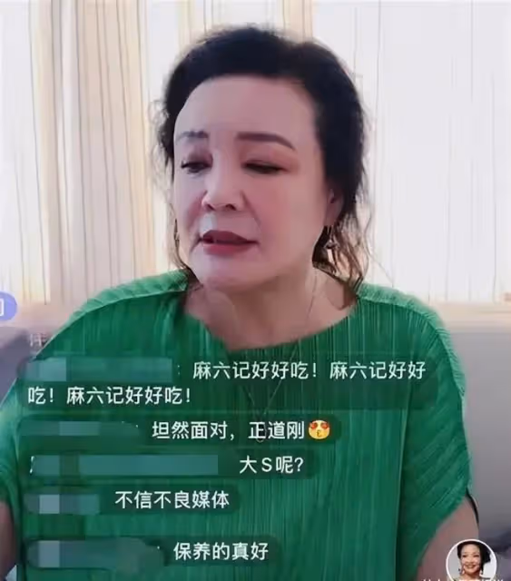 張蘭見董明珠上熱搜!兩手抱胸前鞠躬像小妹,兩位女中豪傑惺惺相惜