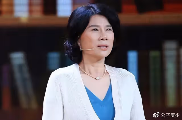 張蘭見董明珠上熱搜!兩手抱胸前鞠躬像小妹,兩位女中豪傑惺惺相惜