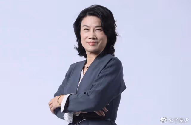 張蘭見董明珠上熱搜!兩手抱胸前鞠躬像小妹,兩位女中豪傑惺惺相惜