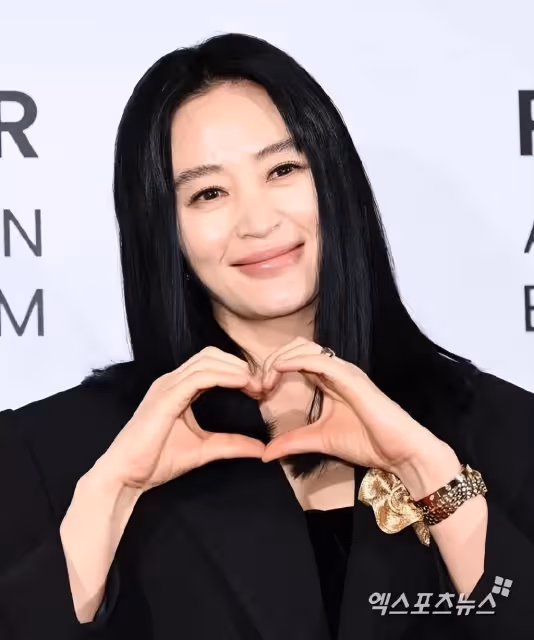 無名跑龍套時,圈內知名女前輩和自己打招呼,高昌錫稱對她很感激