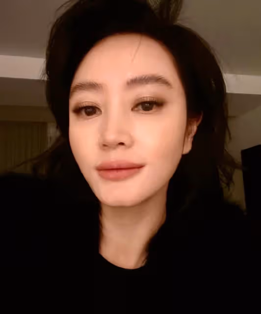 無名跑龍套時,圈內知名女前輩和自己打招呼,高昌錫稱對她很感激
