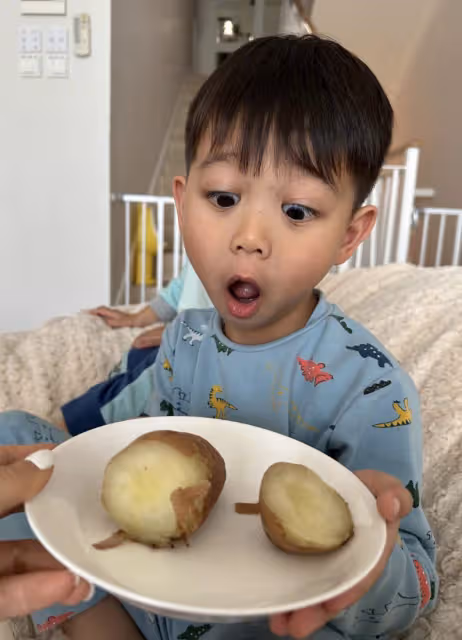 胡杏兒曬兒子挖番薯,5歲長子表情豐富古靈精怪,1歲小兒子顏值高