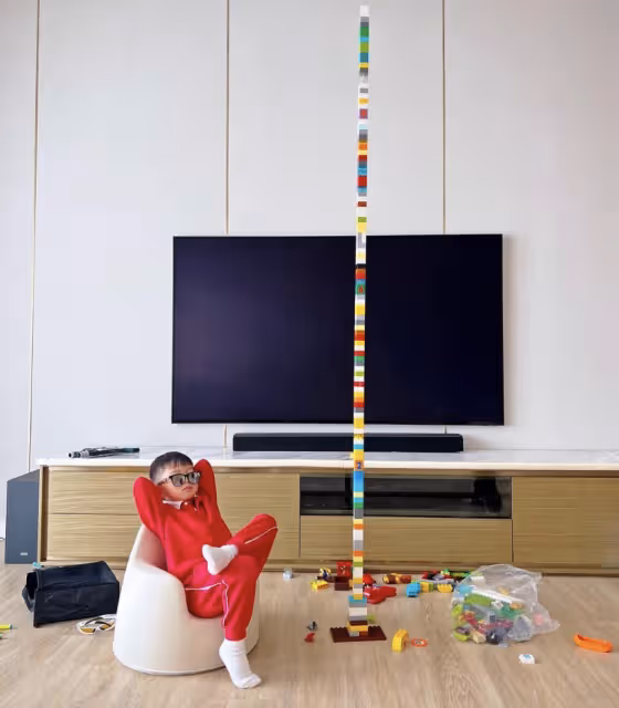 胡杏兒曬兒子挖番薯,5歲長子表情豐富古靈精怪,1歲小兒子顏值高