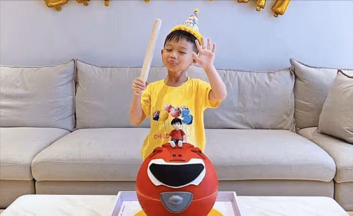 胡杏兒曬兒子挖番薯,5歲長子表情豐富古靈精怪,1歲小兒子顏值高