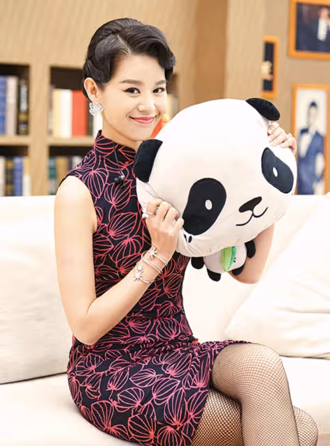 胡杏兒曬兒子挖番薯,5歲長子表情豐富古靈精怪,1歲小兒子顏值高