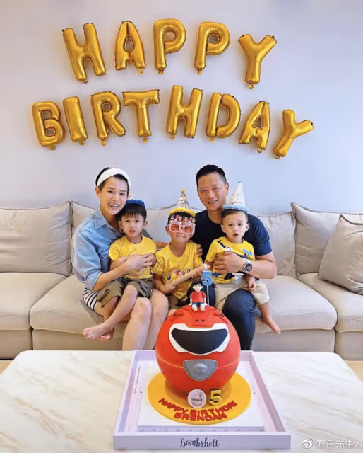 胡杏兒曬兒子挖番薯,5歲長子表情豐富古靈精怪,1歲小兒子顏值高