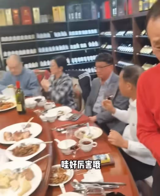 老戲骨聚會千瓶酒水擺滿屋,林威一口悶太豪爽,興奮喊陳惠敏姐夫