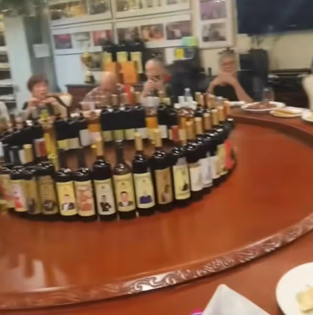 老戲骨聚會千瓶酒水擺滿屋,林威一口悶太豪爽,興奮喊陳惠敏姐夫