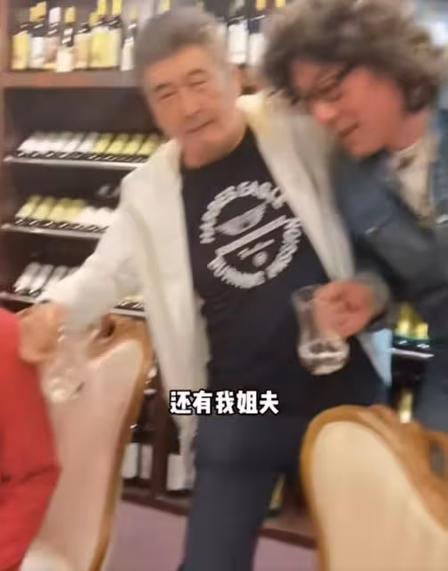 老戲骨聚會千瓶酒水擺滿屋,林威一口悶太豪爽,興奮喊陳惠敏姐夫
