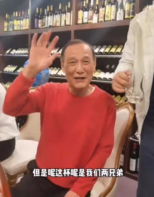 老戲骨聚會千瓶酒水擺滿屋,林威一口悶太豪爽,興奮喊陳惠敏姐夫