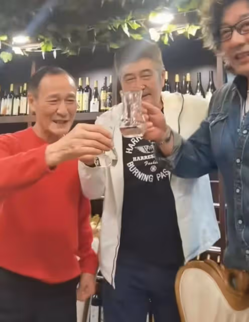 老戲骨聚會千瓶酒水擺滿屋,林威一口悶太豪爽,興奮喊陳惠敏姐夫