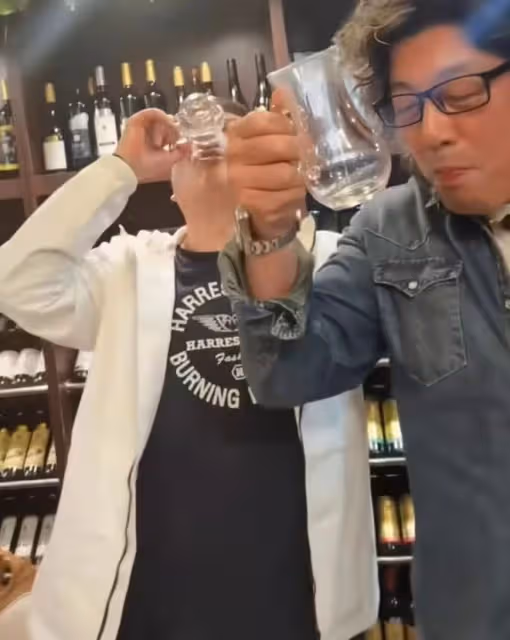 老戲骨聚會千瓶酒水擺滿屋,林威一口悶太豪爽,興奮喊陳惠敏姐夫