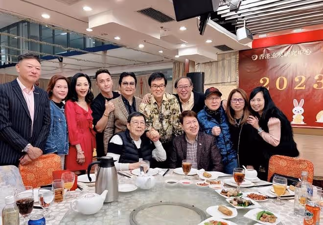 陳百祥攜妻參加全素宴,向老人們大派紅包送祝福,染白髮好時髦