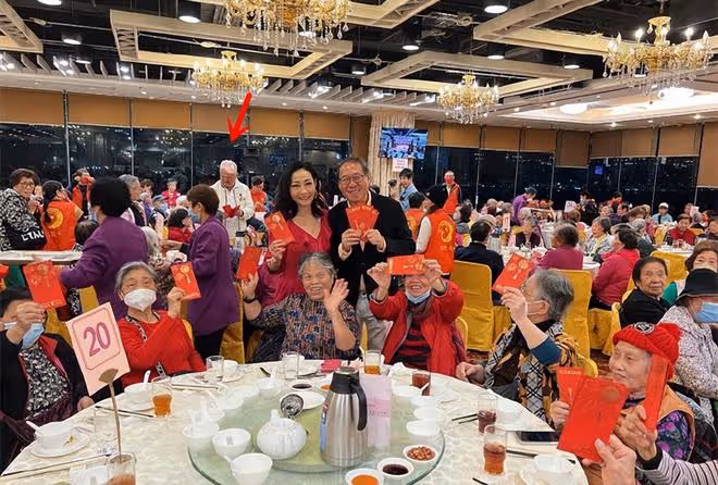 陳百祥攜妻參加全素宴,向老人們大派紅包送祝福,染白髮好時髦