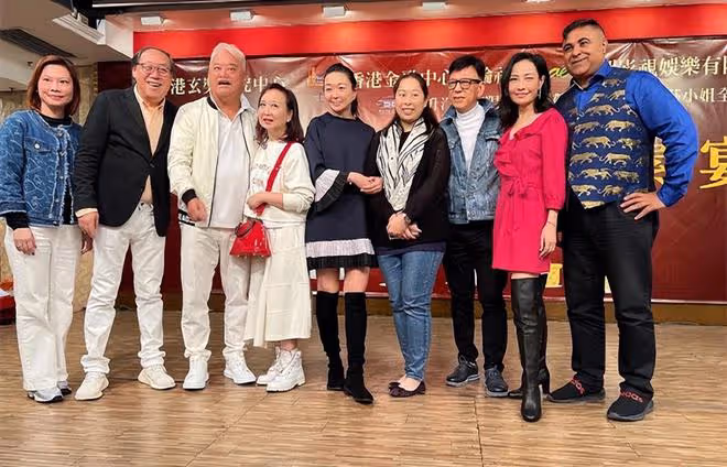 陳百祥攜妻參加全素宴,向老人們大派紅包送祝福,染白髮好時髦