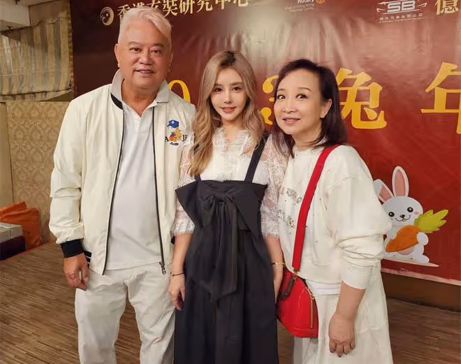 陳百祥攜妻參加全素宴,向老人們大派紅包送祝福,染白髮好時髦