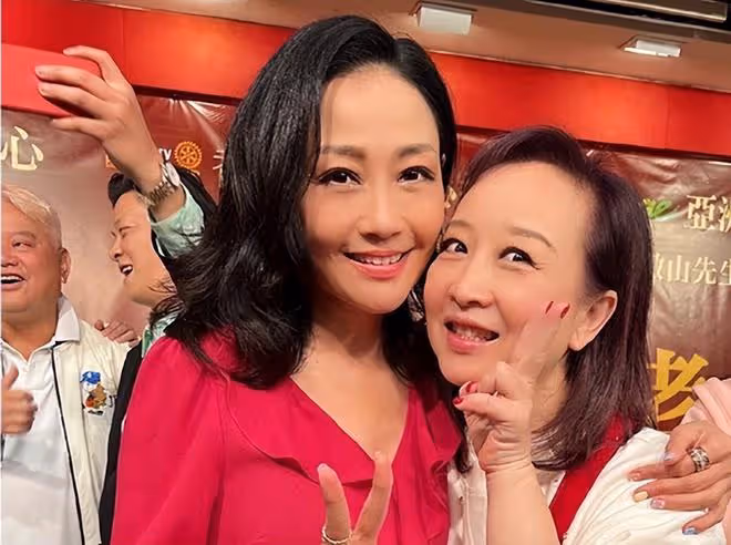 陳百祥攜妻參加全素宴,向老人們大派紅包送祝福,染白髮好時髦