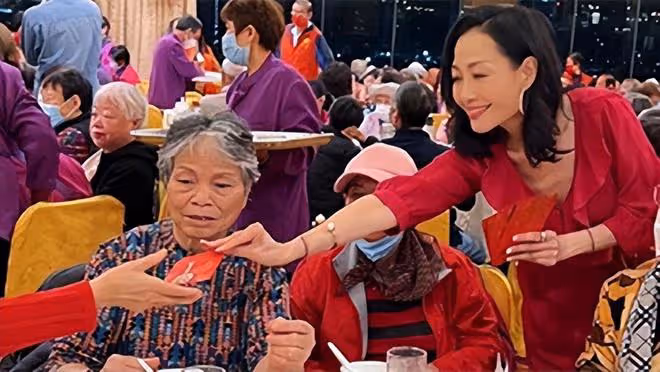 陳百祥攜妻參加全素宴,向老人們大派紅包送祝福,染白髮好時髦